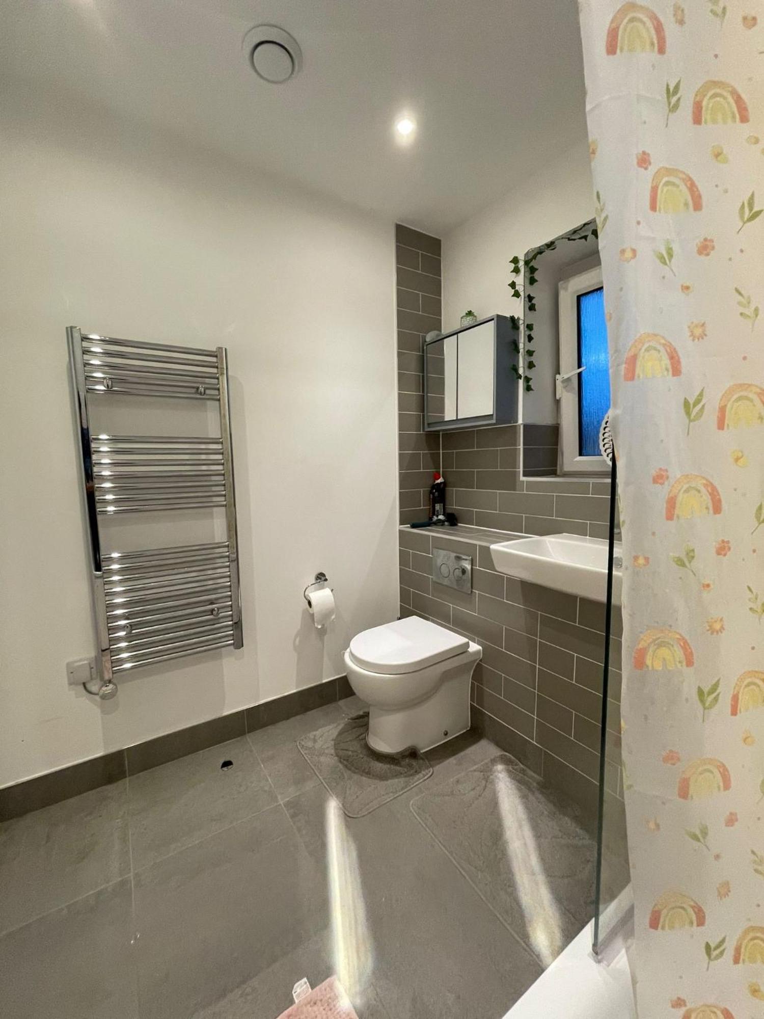 Rendezvous Apartment Romford Bagian luar foto